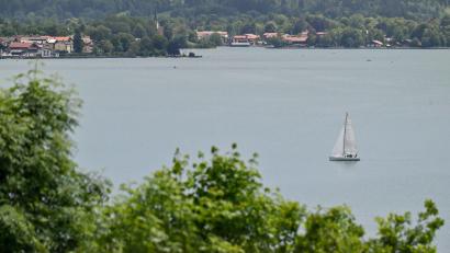 Bild: Peter Kneffel/dpa
Rettungskräfte konnten den Mann nur noch tot aus dem Tegernsee bergen. (Symbolbild)