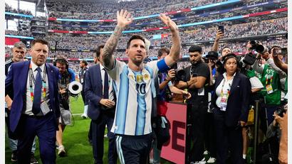 Bild: Tony Gutierrez/AP/dpa
Galaktisch! Lionel Messi jubelt, nachdem er beim Spiel Argentinien gegen Österreich alleiniger Rekordtorschütze bei Fußball-Weltmeisterschaften geworden ist.