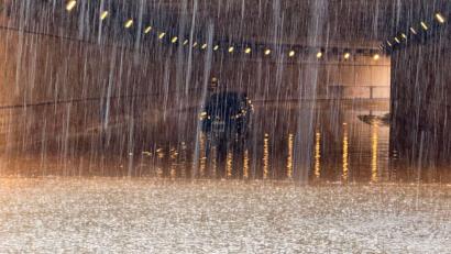 Bild: Ferdinand Merzbach/NEWS5/dpa
Das Wetter trifft viele Menschen auf dem falschen Fuß. (Archivbild)