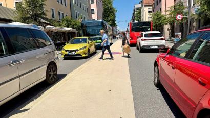 Bild: Gabi Schönberger
Als Querungshilfe für Fußgänger hat sich der weiße Mittelstreifen in der Dr.-Pfleger-Straße durchaus etabliert. Sein Ende als Provisorium ist jedoch beschlossene Sache.