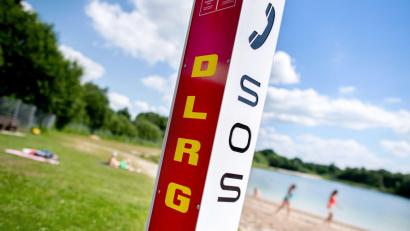 Symbolbild: Hauke-Christian Dittrich/dpa
Am Guggenberger See in Neutraubling kam es am Sonntag zu mehreren Badeunfällen. Bisher suchten Einsatzkräfte erfolglos nach einem vermissten 29-Jährigen.