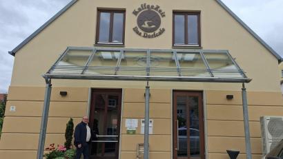 Bild: Gabriela Amann
Anton Brand kümmert sich ehrenamtlich um die Geschäftsführung des Dorf-Cafes, das in einem früheren Bankgebäude in Gleiritsch entstanden ist.