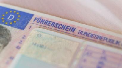 Bild: Ole Spata/dpa
Bis Ende des Jahres soll in ganz Bayern der neue Führerschein im Internet beantragt werden können. (Symbolbild)
