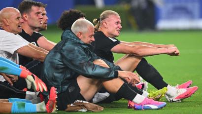 Bild: Tom Weller/dpa
Vorzeitig im Sechzehntelfinale: Erling Haaland (r.) und seine Norweger.