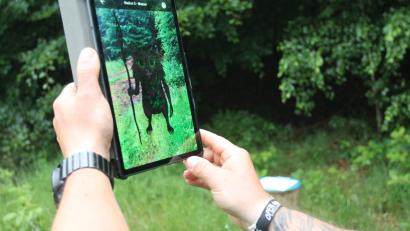 Bild: Josef Pilfusek
Bei der interaktiven Tour am Schellenberg gibt es am Tablet viel zu entdecken.