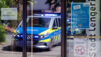 Bild: David Ebener/dpa
Ein Mann hat sich im Rathaus von Lengerich bei Münster mit einer brennbaren Flüssigkeit übergossen.