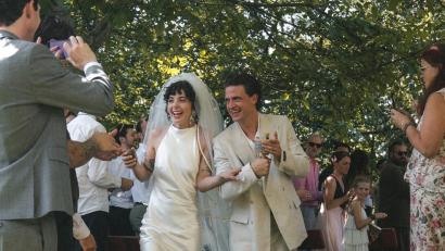 Bild: Richard Stürz
Johanna und Lorenz Walbert haben geheiratet. Beschwingt, begleitet von den Hochzeitsgästen mit Percussion-Instrumenten, verließ das Brautpaar den Schafferhof-Garten nach der freien Trauung. Anschließend wurde im festlich gedeckten Innenhof weitergefeiert.