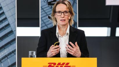 Bild: Oliver Berg/dpa
Melanie Kreis bei der DHL-Bilanzpressekonferenz 2025.