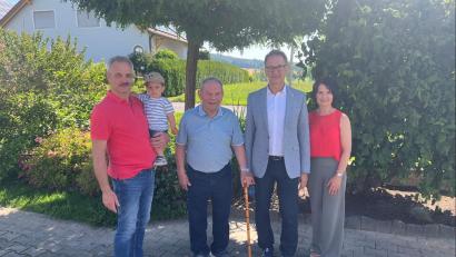 Bild: Clemens Kretz
Johann Haller (Mitte) freut sich über die Glückwünsche zum 90. Geburtstag von Sohn Hans (von links) mit Urenkel Ferdinand, Erstem Bürgermeister Reiner Wiedenbauer und Schwiegertochter Michaela.