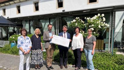Bild: vv
Strahlende Gesichter bei der Spendenübergabe: Pro-Libris-Vorsitzender Stephan Oetzinger (Dritter von links) übergibt zusammen mit Waltraud Koller-Girke, Ruth Neumann, Anne Brünnig und Katja Sauermann einen symbolischen Scheck über 25.000 Euro an Oberbürgermeister Benjamin Zeitler, damit die Stadt neue Medien für die Regionalbibliothek anschaffen kann.