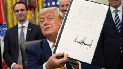 Bild: Jacquelyn Martin/AP/dpa
Donald Trumps Erlass sieht unterdessen eine schnellere Einführung der Quantentechnologie durch die US-Regierung vor.