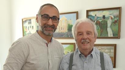 Bild: Gerhard Franz
Vergangenen Sonntag feierte Heinrich Hegner (rechts) seinen 90. Geburtstag. Dazu gratulierte Dritter Bürgermeister Tuncer Ayten mit einigen Euro Amberger Stadtgeld.