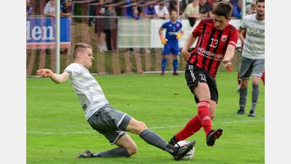 Bild: ham
Zuletzt gastierte die SpVgg SV Weiden am 29. Juli 2023 in einem Pflichtspiel im Michael-Höhbauer-Stadion. Damals endete die Landesliga-Partie unentschieden 2:2. in dieser Szene grätscht der Weidener Niklas Lang gegen Fabian Magerl vom SC Luhe-Wildenau.
