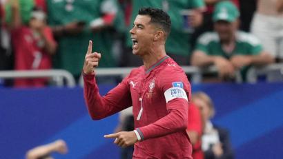 Bild: Eric Gay/AP/dpa
Rekord beim WM-Spiel der Portugiesen gegen Usbekistan: Ronaldo ist der erste Spieler, der bei sechs Weltmeisterschaften getroffen hat.