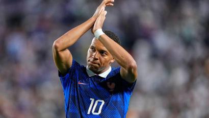 Bild: Petr David Josek/AP/dpa
Verließ das Feld unter tosendem Applaus: Kylian Mbappé.