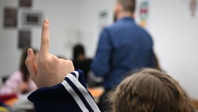 Bild: Bernd Weißbrod/dpa
Nicht immer melden sich Schüler so brav: Immer mehr Lehrkräfte nehmen das Verhalten im Klassenzimmer als Belastung wahr. (Symbolbild)