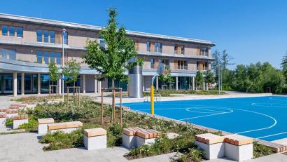 Bild: ALN/Architekturbüro Leinhäupl + Neuber
Die neue Realschule in Kemnath setzt funktionell und städtebaulich Maßstäbe. Am 27. und 28. Juni gibt es Führungen mit den Architekten.