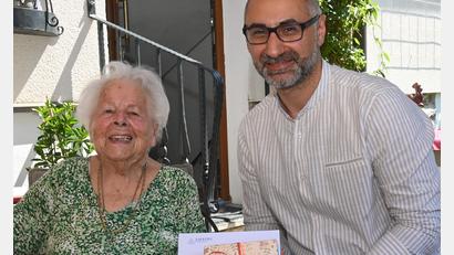 Bild: Gerhard Franz
Die 95-jährige Gertraud Weiß kennt dritten Bürgermeister Tuncer Ayten aus der "Amberger Zeitung" und freute sich am Geburtstag über seinen Besuch.