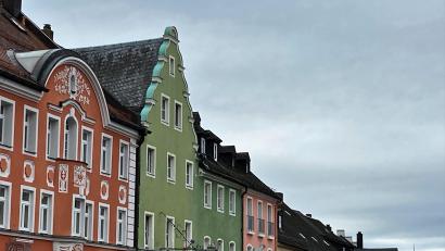 Archivbild: Holger Stiegler
Die Stadt fördert nun weiter bis 2030 private Sanierungen von Dächern, Fassaden und dergleichen in der Kemnather Altstadt.