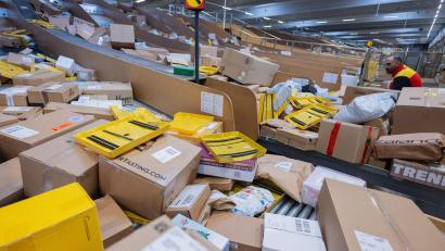 Bild: Rolf Vennenbernd/dpa
Pakete, so weit das Auge reicht - hier in einer DHL-Zustellbasis. (Symbolbild)