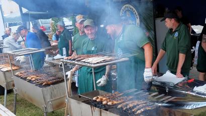 Bild: Sylvia Wallinger
Äußerst beliebt sind die kulinarischen Angebote beim Fischerfest des Etzenrichter Fischereivereins. Heuer stehen die Helfer im 30. Jahr hinter den heißen Grillstationen.