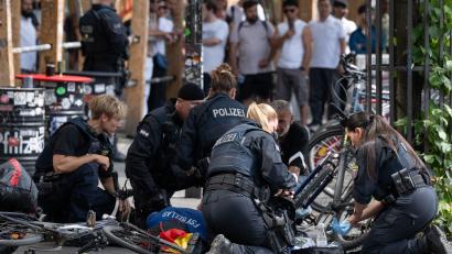 Bild: Boris Roessler/dpa
Polizisten knien in der Nähe des Frankfurter Hauptbahnhofs am Boden und kümmern sich um einen Verletzten.