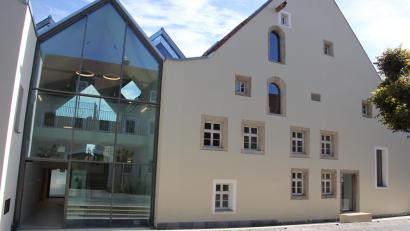 Archivbild: Konrad Rosner
Aus dem ehemaligen "Lenzbräu" wurde das neue Bürgerhaus mit der Stadtbücherei sowie dem Bürger- und Familienzentrum Mittendrin. Wegen eines Wasserschadens ist die Bücherei nun erstmal geschlossen.