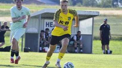 Bild: Hubert Ziegler
Nach dem 6:2-Erfolg gegen den SV Köfering testet der FC Amberg um Neuzugang Dominik Späth (rechts) am Mittwochabend gegen den 1. FC Schlicht.