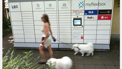 Bild: Wolf von Dewitz/dpa
Gassigehen am Paketautomaten vorbei: Alltagsszene aus Düsseldorf.