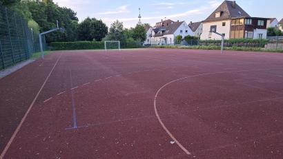 Bild: Hans Prem
Die Schulsportanlage der Schirmitzer Grundschule wird erneuert. Auf einer Grünfläche hinter dem Tor werden für die Kindern Sitzgelegenheiten aufgestellt und ein "Grünes Klassenzimmer" mit großem Sonnensegel gebaut.