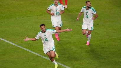 Bild: Jeff Chiu/AP/dpa
Algerien dreht die Partie gegen Jordanien.