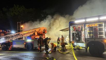 Archivbild: Florian Schlegel/ Feuerwehr Amberg-Sulzbach
Am 12. Juni hatte es im Gewerbegebiet in Ursensollen einen Großbrand gegeben. 150 Einsatzkräfte waren gefordert. Jetzt nahm die Polizei in Amberg zwei 17-Jährige fest.