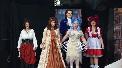 Bild: Josef Rosner
Bunt waren die Kostüme der Akteure der Kreismusikschule auf der Tirschenreuther Seebühne.