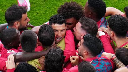 Bild: Karen Warren/AP/dpa
Ronaldo (Mitte) konnte mit seinen Teamkollegen wieder feiern.