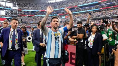 Bild: Tony Gutierrez/AP/dpa
Lionel Messi wird nach seiner nächsten Gala gefeiert - nicht nur von den argentinischen Fans.