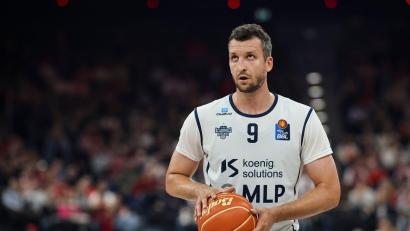 Bild: Christian Charisius/dpa
Paul Zipser: „Alleine mit der rechten Hand ins Handy zu tippen, war ultra schwierig.“ (Archivbild)