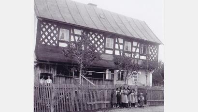 Bild: Archiv Freilandmuseum Oberpfalz
Historische Ansicht des „Webergirgl“ mit Egerländer Fachwerk, circa 1910.