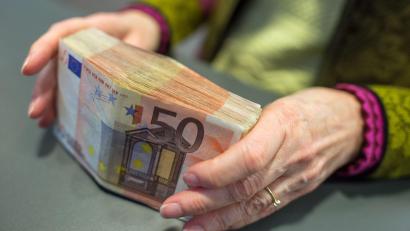 Bild: Matthias Balk/dpa
Wenn es in kleinen Firmen finanziell eng wird, verzichten die Inhaber häufig auf ihr eigenes Gehalt, anstatt einen Kredit aufzunehmen.