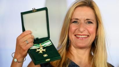 Bild: Robert Michael/dpa
Stefanie Hertel hat den Sächsischen Verdienstorden erhalten.