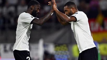 Bild: Federico Gambarini/dpa
Nach dem Schlotterbeck-Aus wieder vereint im Abwehrzentrum: Antonio Rüdiger (l) und Jonathan Tah. (Archivbild)