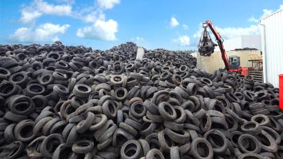 Archivbild: Estato Umweltservice
Altreifen bei Estato in Weiden-West. Das ATU-Unternehmen gibt das Recycling-Geschäft nun ab.