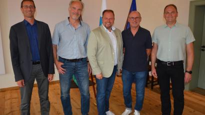 Bild: Josef Rosner
Die neue Verbandsspitze des Landkreis-Service-Centers (LSC) Tirschenreuth (von links): Markus Zapf (Landratsamt Tirschenreuth), LSC-Geschäftsführer Stefan Kleber, Landrat Hubert Schicker, Bürgermeister Hans-Peter Schärl und stellvertretenden LSC-Geschäftsführer Martin Fehr.