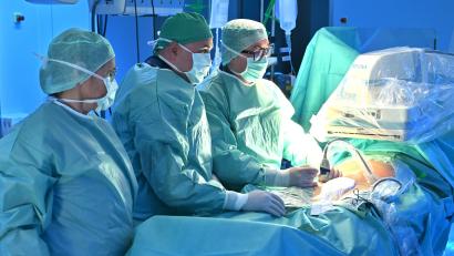 Bild: Friedrich Peterhans
Das Team der Gefäßchirurgie am Klinikum Weiden hat unter der Regie von Chefarzt Dr. Wojciech Derwich ein neues operatives Verfahren bei einem Bauchaortenaneurysma in der Region eingeführt.