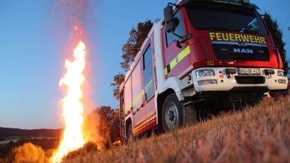 Bild: Ina Piehler
Ein schaurig-schöner Anblick: Meterhoch lodert das Johannisfeuer, wie hier in Freudenberg, in die Höhe. Vielfach stellen die Feuerwehren Sicherheitswachen, damit nichts passiert.