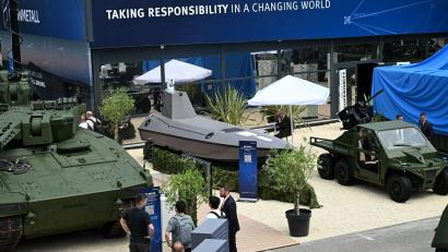 Bild: Wolf von Dewitz/dpa
Blick auf den Rheinmetall-Messestand bei der Eurosatory - es waren nicht nur Panzer und andere Militärfahrzeuge zu sehen, sondern auch ein kleines Schiff, und zwar ein Drohnenboot.