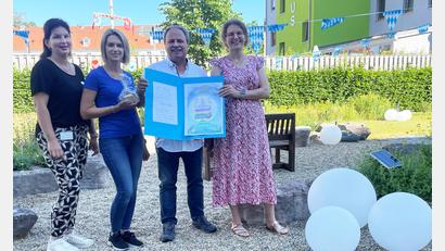 Bild: Friedrich Peterhans, KNO
Günter Englert und Tanja Ziro (Zweiter und Dritte von rechts) peppten den Garten der Palliativstation am Klinikum Weiden mit hochwertigen Solarelementen auf. Darüber freuen sich Chefärztin Dr. Stephanie Kuchlbauer (rechts) und ihre Mitarbeiterin Benita Brünnig (links).