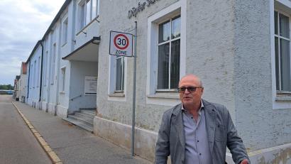 Bild: Rudolf Hirsch
Bildungsunternehmer Hubert Döpfer steht vor dem Gebäude des ehemaligen Vereinshauses, das er 1999 erwarb und nun abreißen will. Dort sollen Wohnungen für Mitarbeiter und Auszubildende entstehen.