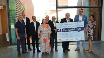 Bild: Burkhard von Grafenstein
Martin Wunnike (von links), Professor Peter Proff, Professor Selim Corbacioglu, Alexandra Wolf, Armin Wolf, Elmar Baumer, Frank Wohl, Markus Blume und Cosima Rücker freuten sich über die Spende als Baustein der Finanzierung des geplanten Forschungszentrums.