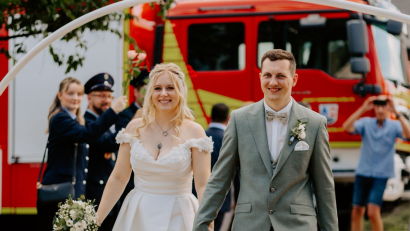 Bild: Andrea Kammerer
Das frisch vermählte Paar Laura und Dominik Friedl nach dem Durchschreiten des Schlauchspaliers der Feuerwehr Oberköblitz.