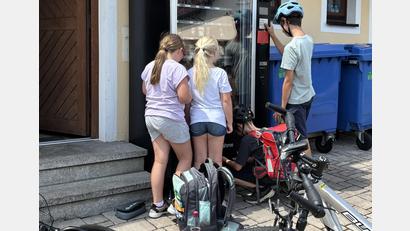 Bild: Gemeinde Schwarzenbach 
Der Verkaufsautomat neben dem Dorfladen in Schwarzenbach enthält gekühlte Getränke und Snacks für eine kleine Pause – ob beim Zwischenstopp bei einer Radtour oder außerhalb der Ladenöffnungszeiten.